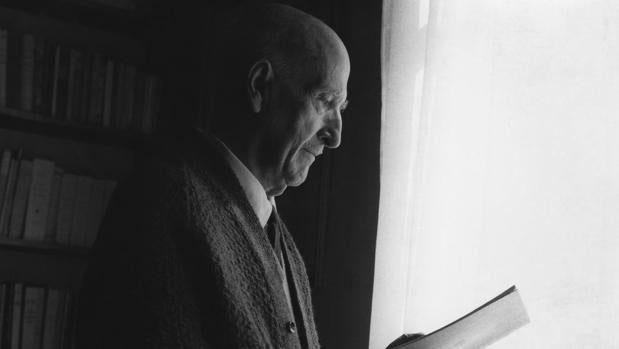 Vicente Aleixandre, en su biblioteca