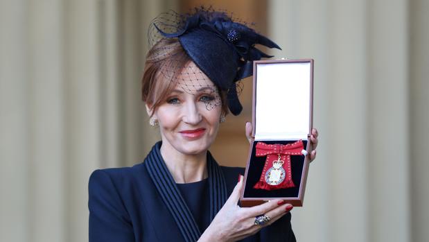 La escritora J. K. Rowling posa con la distinción