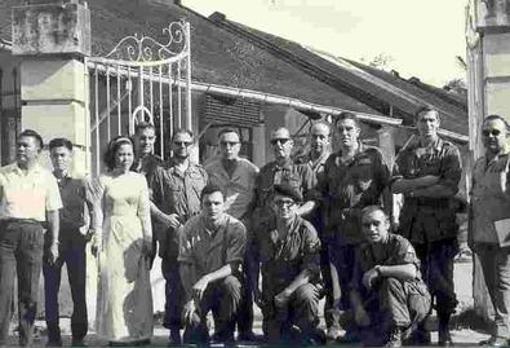 Miembros de la misión española en Vietnam