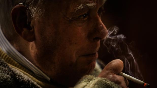 El escritor portugués António Lobo Antunes, fumando un cigarrillo