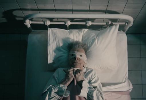 Fotograma del videoclip de «Lazarus»