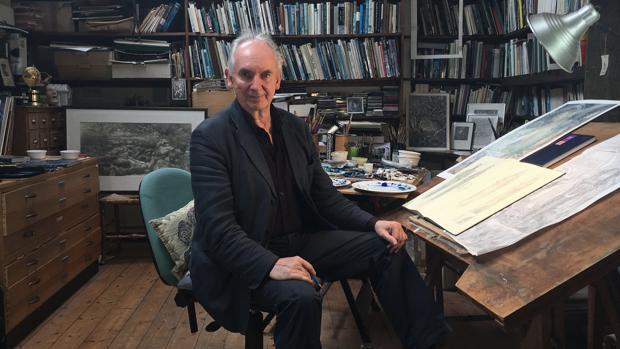 El ilustrador Alan Lee en su estudio