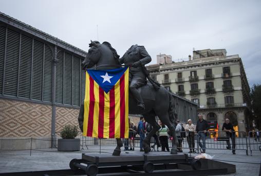 La escultura ecuestre de Franco sin cabeza en la exposición «Franco, Victoria, República. Impunidad y espacio urbano», en el Born Centre Cultural