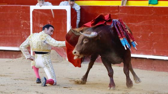 Enrique Ponce, rodilla en tiera con el cuarto