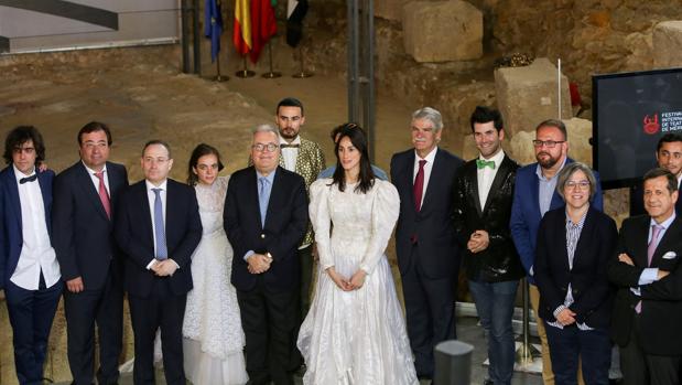 El presidente de la Junta de Extremadura 2(i), el ministro de Cultura portugués, Luís Filipe Castro Mendes (5i), y el ministro de Asuntos Exteriores de España Alfonso Dastis (5d), durante la presentación de la programación de la 64 edición del Festival Internacional de Teatro Clásico de Mérida, que se ha realizado en el Museo del Teatro Romano de Lisboa