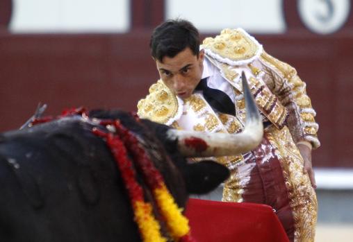 Ureña, entre los pitones del toro