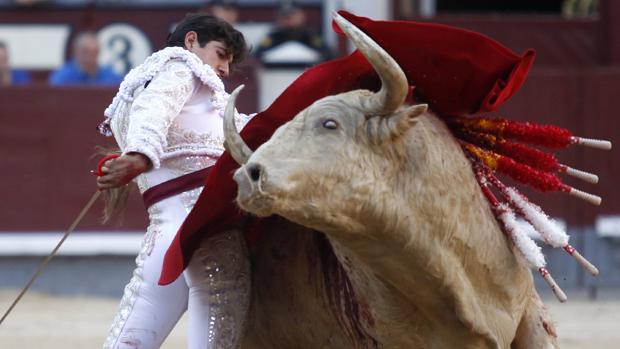 Luis David Adame, en un profundo pase de pecho, a la hombrera contraria, al jabonero tercero