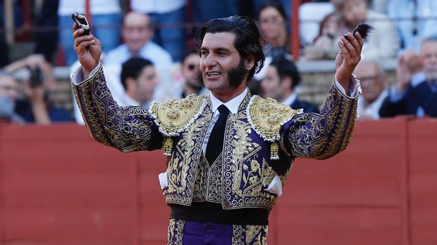 Morante de la Puebla, con las dos orejas del quinto