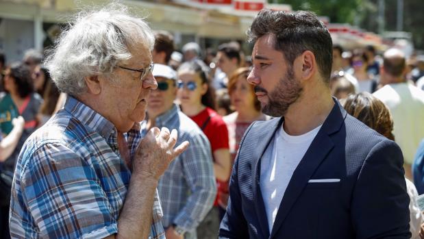 Ian Gibson (izquierda) y Miguel Poveda, ayer en la Feria del Libro de Madrid
