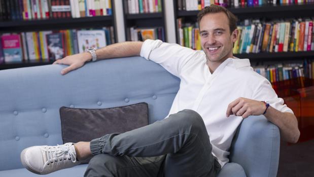 Joël Dicker después de la entrevista con ABC