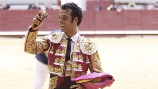 Morenito de Aranda pasaea una oreja