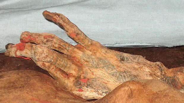 La mano de una de las más fomosa momias incas, la señora del Cao