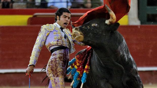 Diego San Román, en un pase de pecho