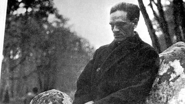 El poeta César Vallejo, apoyado en una roca