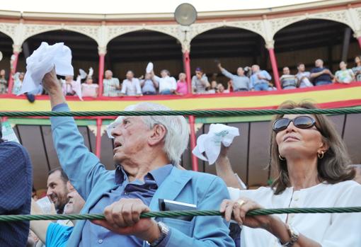 Isabel Preysler y Mario Vargas Llosa piden la oreja