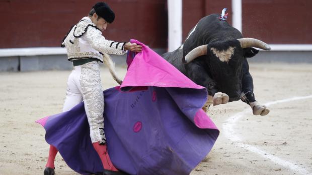 Fernando Robleño recibe al cuarto toro, que echa las manos por delante