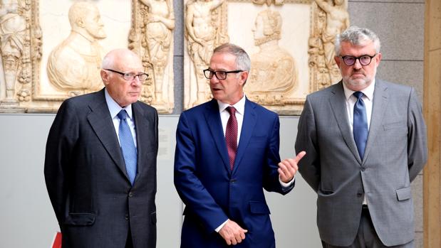 De izquierda a derecha, José Pedro Pérez-Llorca, José Guirao y Miguel Falomir, ayer en el Claustro de los Jerónimos