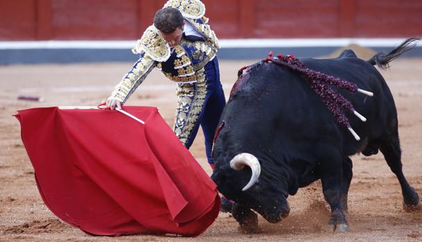 Antonio Ferrera, en un profundo derechazo al primer toro de Montalvo