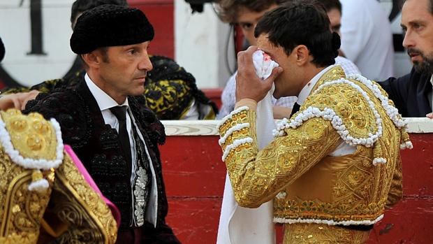Paco Ureña se limpia el ojo lesionado con una toalla