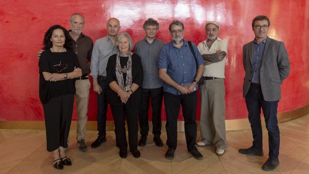De izquierda a derecha, Isabel Muñoz, Javier Vallhonrat, Pierre Gonnord, Pilar Pequeño, José Manuel Ballester, Joan Fontcuberta, Alberto García-Alix y Aitor Ortiz, ayer en el Museo del Prado