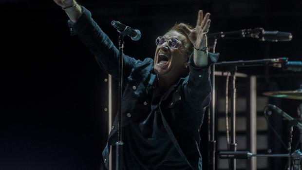 Bono, durante un momento de la actuación de U2 en Madrid