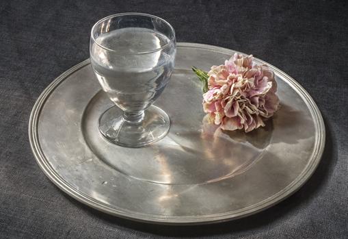 «Copa de agua y un clavel», de Pilar Pequeño