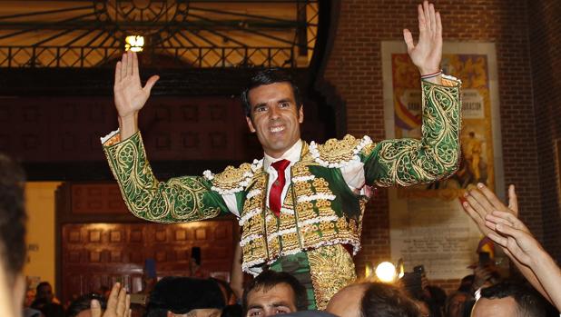 Emilio de Justo sale por la Puerta Grande