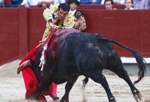 Soberbio estoconazo de Emilio de Justo