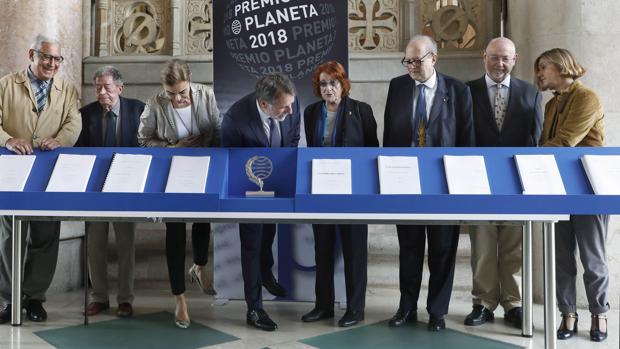 Foto de familia del jurado del Planeta junto a las diez obras finalistas