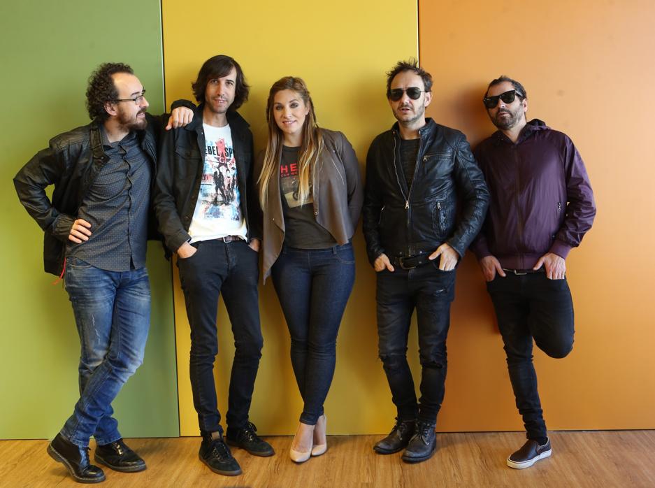 La Oreja de Van Gogh lanza una canción contra el cáncer de españa camisa blanca la oreja de van gogh