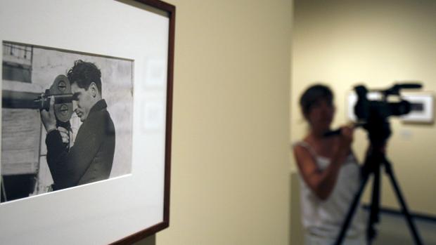 Vista de un retrato de Robert Capa realizado por Gerda Taro en el MNAC de Barcelona