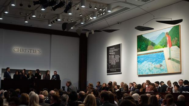 La sala en la que se subastó el Hockney del récord, a la derecha de la imagen