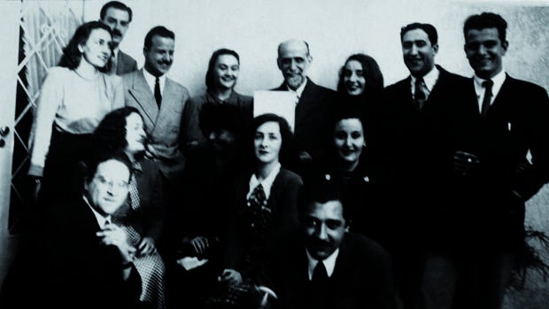 Juan Ramón Jiménez con algunos miembros de la Generación del 45. Ida Vitale, sentada delante del poeta, en el centro; en el extremo derecho, su primer marido y padre de sus dos hijos, Ángel Ramar