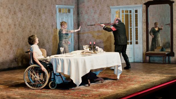 Marta Angelats, Mercè Aranega y Pep Cruz, en una escena de «Ante la jubilación»