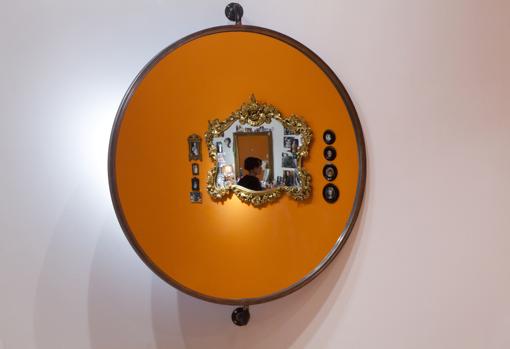 «Dentro del espejo»