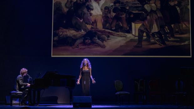 Ana Belén, durante su interpretación de «España, camisa blanca de mi esperanza»