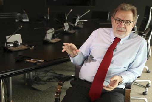 Juan Luis Cebrián, otro académico cuyo nombre se cita como candidato