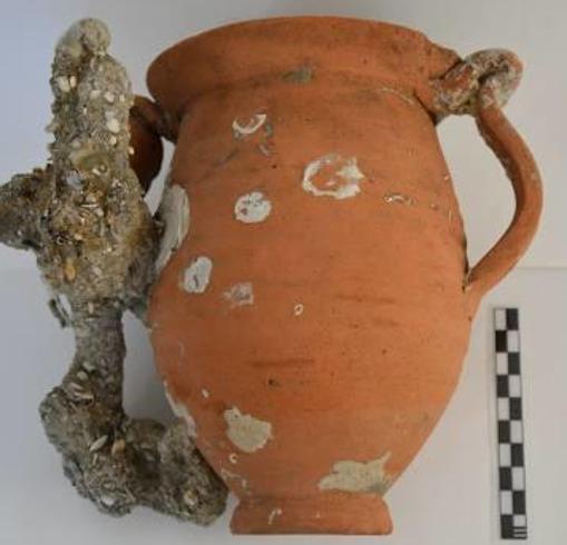 La jarra y la ooncreción que guarda los restos oxidados de la llave