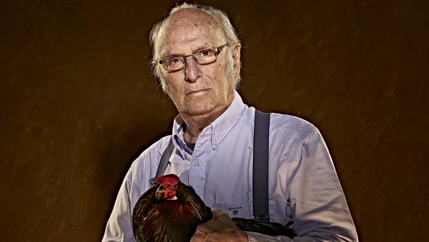 Carlos Saura, con uno de los «protagonistas» de la obra: el gallo