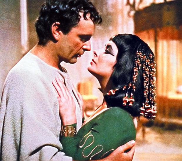 Richard Burton y Elizabeth Taylor, en «Cleopatra»