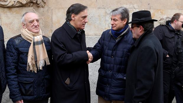 Concentración ante la puerta del Centro Documental de la Memoria Histórica de Salamanca con motivo del 13 aniversario de la salida de los primeros documentos. En la imagen, el alcalde de Salamanca, Carlos García Carbayo y el presidente de la asociación, Policarpo Sánchez