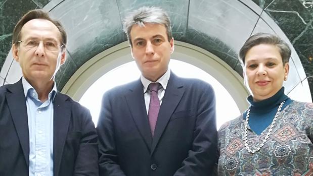 El presidente de la Asociación Salvar el Archivo de Salamanca, en el centro, junto a Gonzalo Robles (PP) y Rosa Domíngez (Foro Asturias) en el Senado