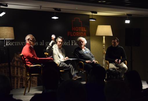 Los integrantes de la mesa redonda producida en lo que fue el antiguo Hotel Florida. De izquieda a derecha: Martin Minchom, Carlos García Santa Cecilia, Ramón Buckley e Ignacio Martínez