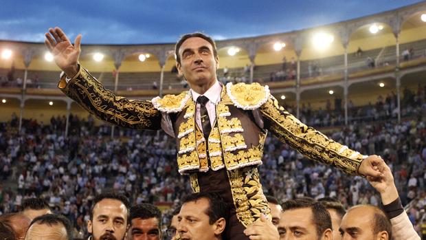 Enrique Ponce sale a homros en Las Ventas