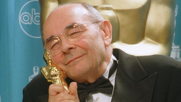 Stanley Donen, fotografiado con el Oscar honorífico que recibió en 1998