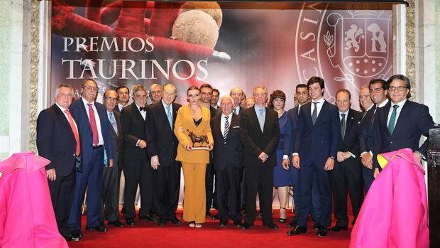 Los galardonados y los miembros del jurado posan en el Salón Real del Casino de Madrid