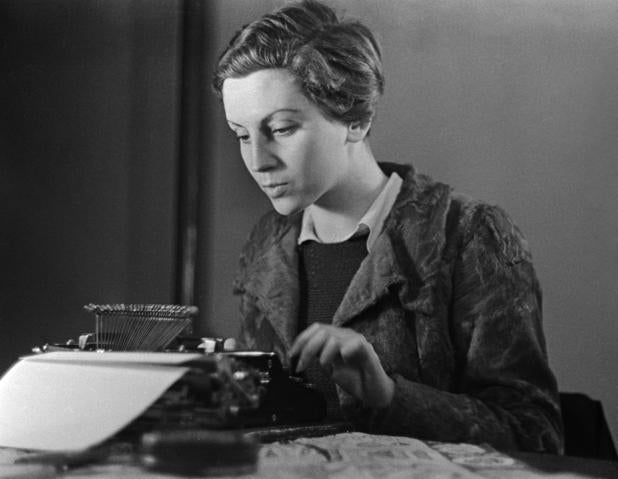 Una imagen de Gerda Taro trabajando como mecanógrafa