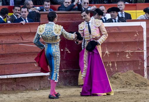 Enrique Ponce tuvo el gesto de brindar el primero de la tarde a Paco Ureña