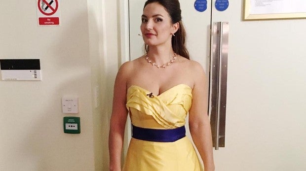 La soprano Anna Patalong llevando el vestido de la polémica