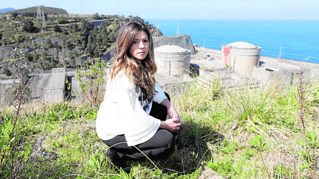 Estela Baz, fotografiada delante de la antigua central nuclear de Lemóniz